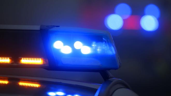 Unfall in de regio Ravensburg: Einsatzkräfte moet schwer verletzten 16-Jährigen aus dem Unfallwagen. (Symbool afbeelding)