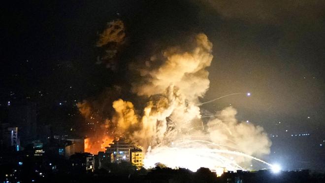 Escalatie in Libanon: Rettungskräfte versammeln sich nach een Israëlische Luftangriff in Beiroet.