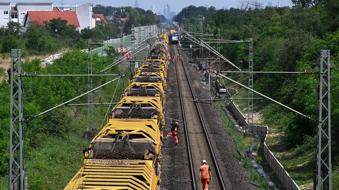 Bahn: Der Ersatzverkehr während der Vollsperrung der Riesbahn schreckt het eener Umfrage der Bahn nur een kleineen Teil der Fahrgäste ab (Archivbild).