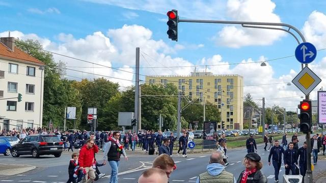 2. Liga: Stau in Köln: KSC-Spieler laufen zu Fuß zum Stadion