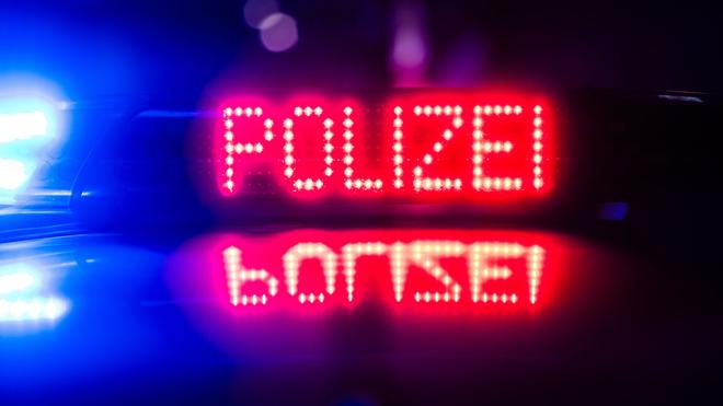 Gewalstverbrechen: Das Wort Polizei leuchtet rot auf einem Streifenwagen (Symbolbild)