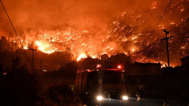 Dörfer evakuiert: Zwei Tote bei Waldbrand in Griechenland