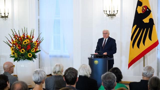 Ehrung in Berlin: Bundesverdienstkreuz für drei Männer aus Niedersachsen