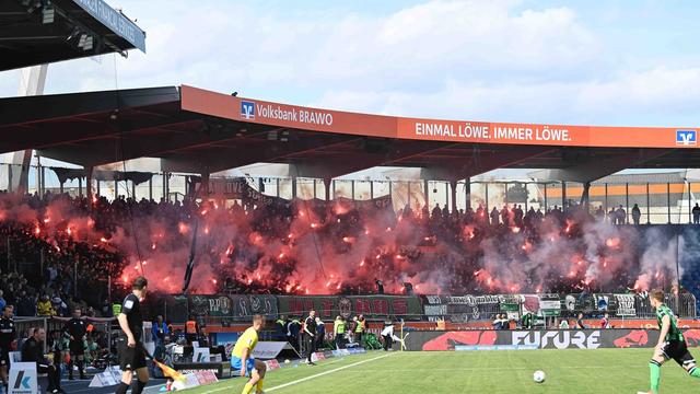 Pyro-Vergehen im Fußball: Ministerin Behrens: DFB-Regularien konsequent anwenden