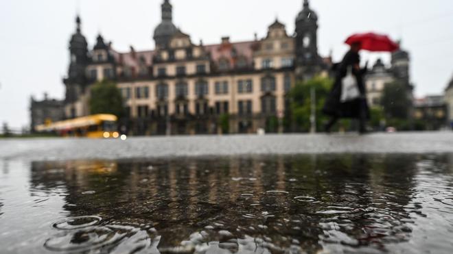 Natter: De Wetteraussichten für Sachsen brengen bis zum End der Woche unbeständiges Wetter mit Rain en Gewittern. (Symbool afbeelding)