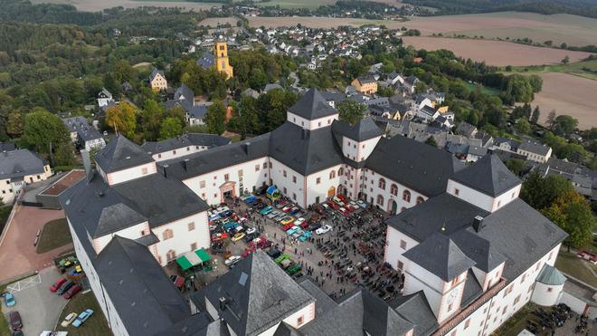 Aufgearbeitete Geschichte: Schloss Augustusburg aus der Vogelperspektive (Archivbild).