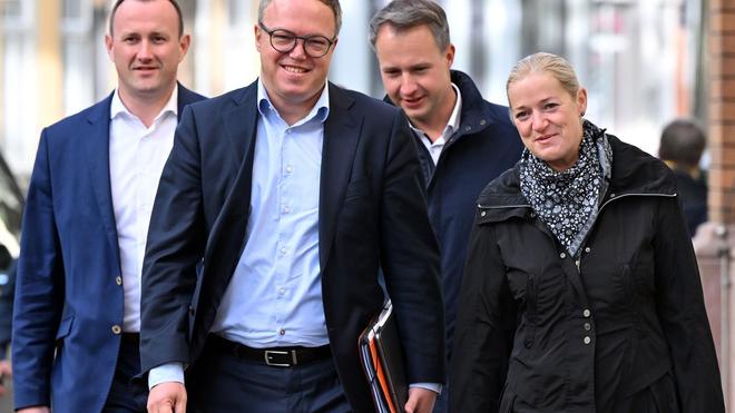 Managementbeeld: Thüringens CDU-Spitze met Christian Herrgott (lr), Mario Voigt, Andreas Bühl en Beate Meißner op weg naar overleg met de BSW en de SPD.