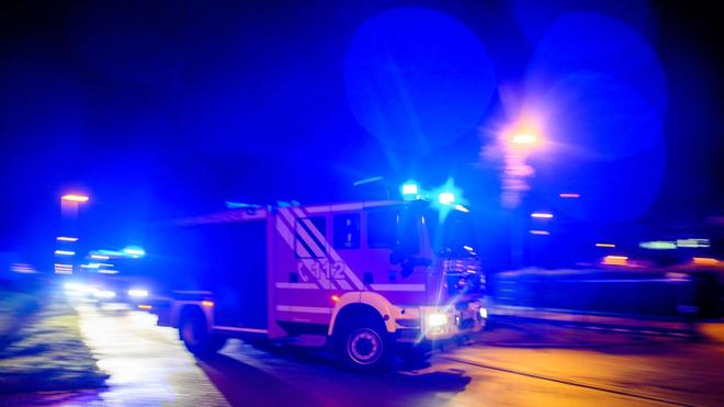 Feuerwehreinsatz: Beim Brand een ehemaligen Papierfabrik in Dessau-Roßlau ligt in het hogere deel van Saksen. (Symbool afbeelding)