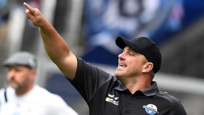 2. Fußball-Bundesliga: Denk na over veranderingen in het startende elftal na: Paderborn-coach Lukas Kwasniok (r.)