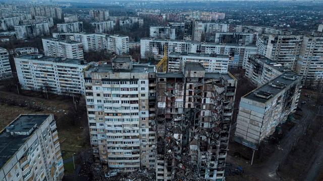 Ukraine-Krieg: Russische Bombe trifft Viertel im Norden Charkiws: Verletzte