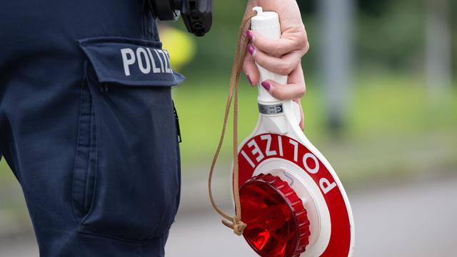 Straßenverkehr: Autofahrer flieht vor Polizei - 100.000 Euro Schaden