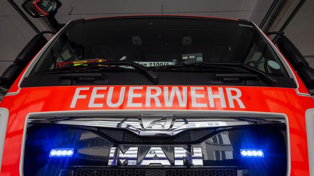 Produktionsgebäude brennt: Feuerwehr löscht Großbrand in Berlin