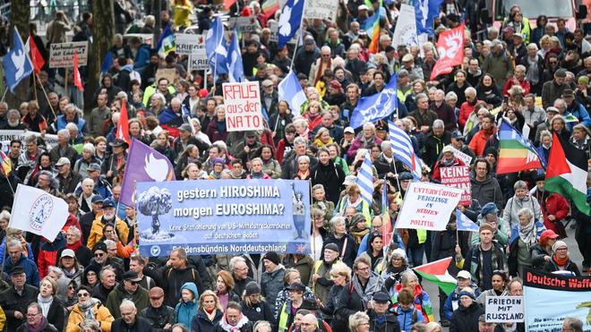 Großdemonstration in Berlin: "Nie wieder Krieg": Friedensbewegung sieht  sich am Neuanfang | DIE ZEIT