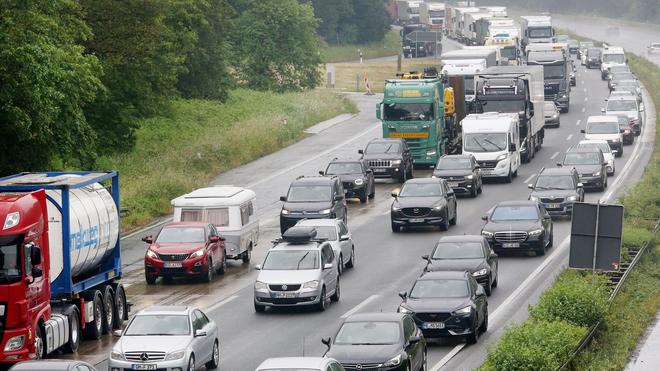 Autobahnsperrung: Defekte Regenrinnen: Autofahrer müssen op de A3 tussen Duisburg en Oberhausen op een Umleitung ausweichen. (archiefafbeelding)