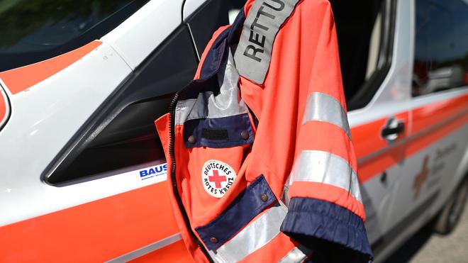 Onval tijdens het tuinieren: tijdens het schnelles Eingreifen hinderde de Mann een lifegefährlichen Blutverlust. De Rettungsdienst-oorlog in Einsatz. (Symbool afbeelding)