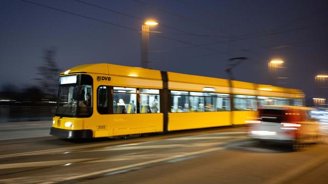 Straßenverkehr: Unfall mit Straßenbahn in Dresden - Frau aus Auto befreit