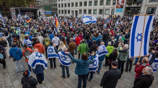 Jahrestag Hamas-Angriff: Demos pro und kontra Israel in Stuttgart