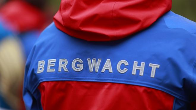 Bergunfall in de Almbachklamm: Een 69-jarige vrouw stürzt tijdens een zwervende zehn Meter in die Tiefe. (Symbool afbeelding)