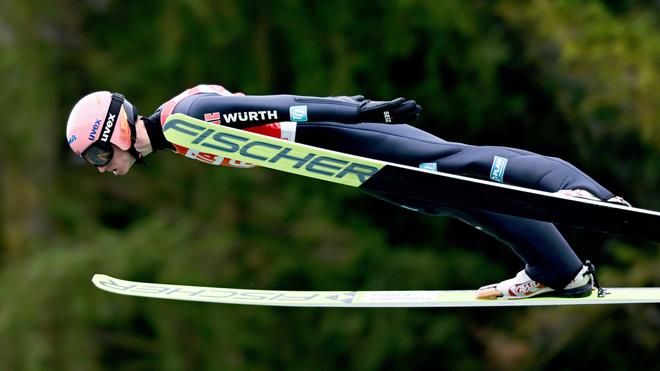 Sportförderung: Een skispringer tijdens de FIS Summer Grand Prix op de Flug von der Schanze in Klingenthal vóór groen hout (Archivbild)