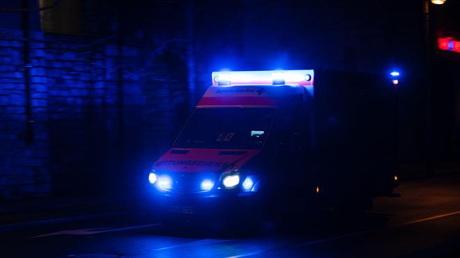 Unfälle: Een fußgänger ist in München om een ​​Rettungswagen im Einsatz erast te zijn. (Symbool afbeelding)