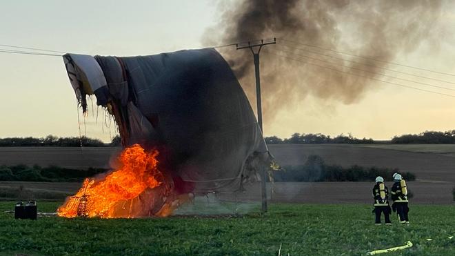 Luftfahrt: De brandweer kon hun eigen wapens dragen met 60 Einsatzkräften en zehn Löschfahrzeugen zum Brand aus.