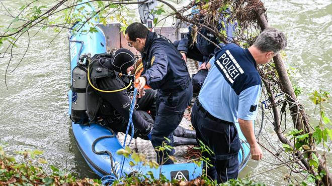 Kriminalität: Nach de Schüssen zoals de Polizei in de Fluss Fils nach der Tatwaffe.