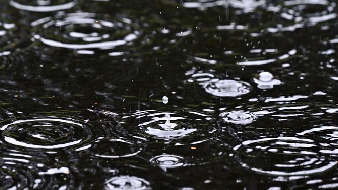 Unwetter: Der Deutsche Wetterdienst waarschuwt bis Donnerstag voor Dauerregen in meer Gebieten Nordrhein-Westfalens. (Symbool afbeelding)