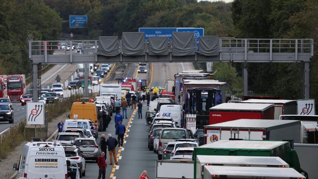 Verkehr: Bergung von Gefahrgut: Vollsperrung der A3 bei Solingen