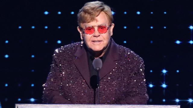 Leute: Elton John teilt mit derbem Schimpfwort gegen Elon Musk aus