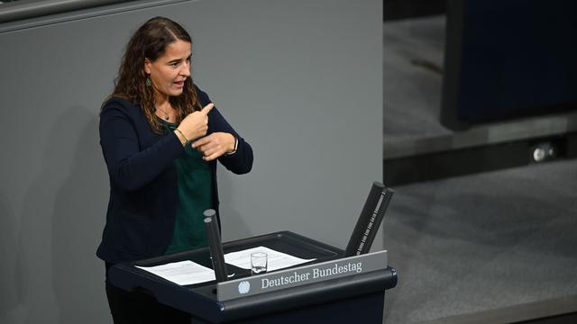 Parlament: Gehörlose Abgeordnete gebärdet erste Rede im Bundestag