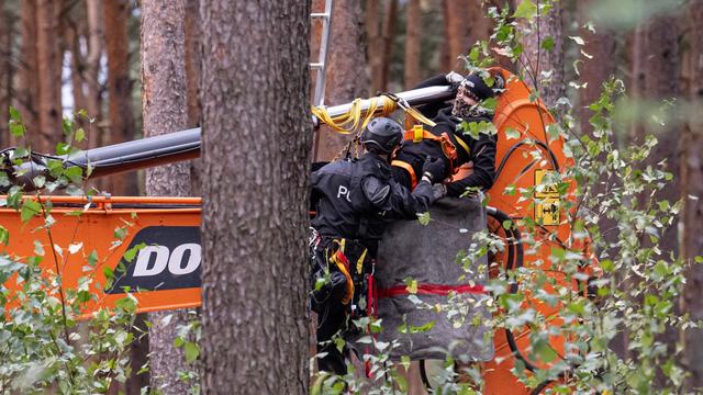 Protest gegen Tesla: Polizei holt Tesla-Gegner von Bagger