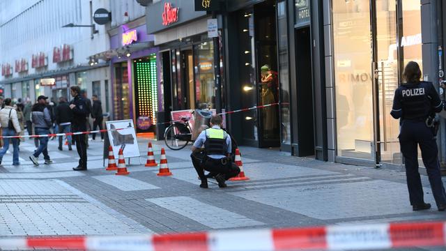 Randale in Kölner Innenstadt: Vor Poldi-Abschied: Fan niedergestochen, Polizisten verletzt