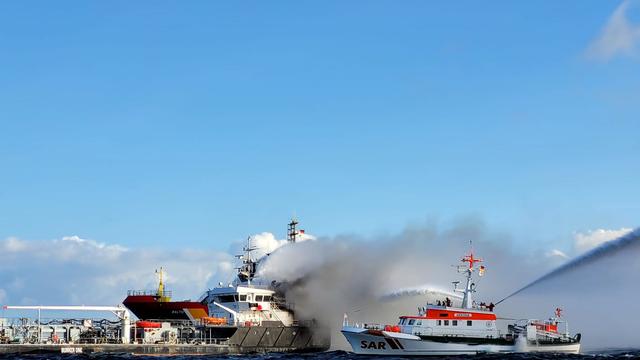 Schiffsbrand: Feuerwehr an Bord von brennendem Tanker