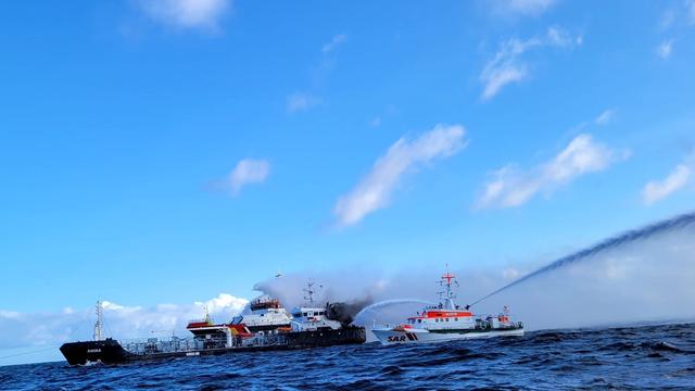 Feuer auf der Ostsee: Forschungsinstitut wegen brennenden Öltankers in Sorge