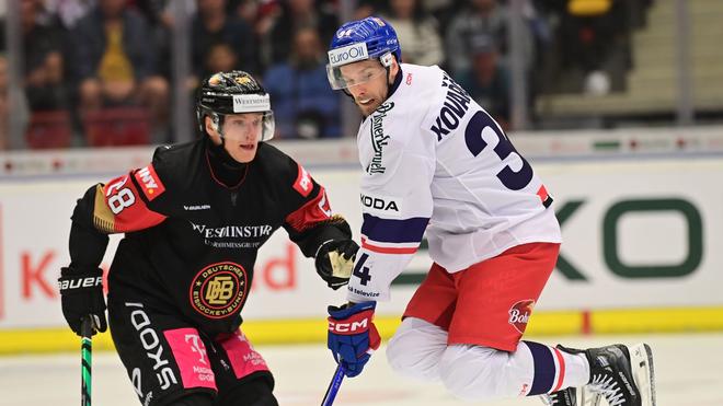 Eishockey: National player Samuel Soramies (left) stands in front of the Adlern before taking action.