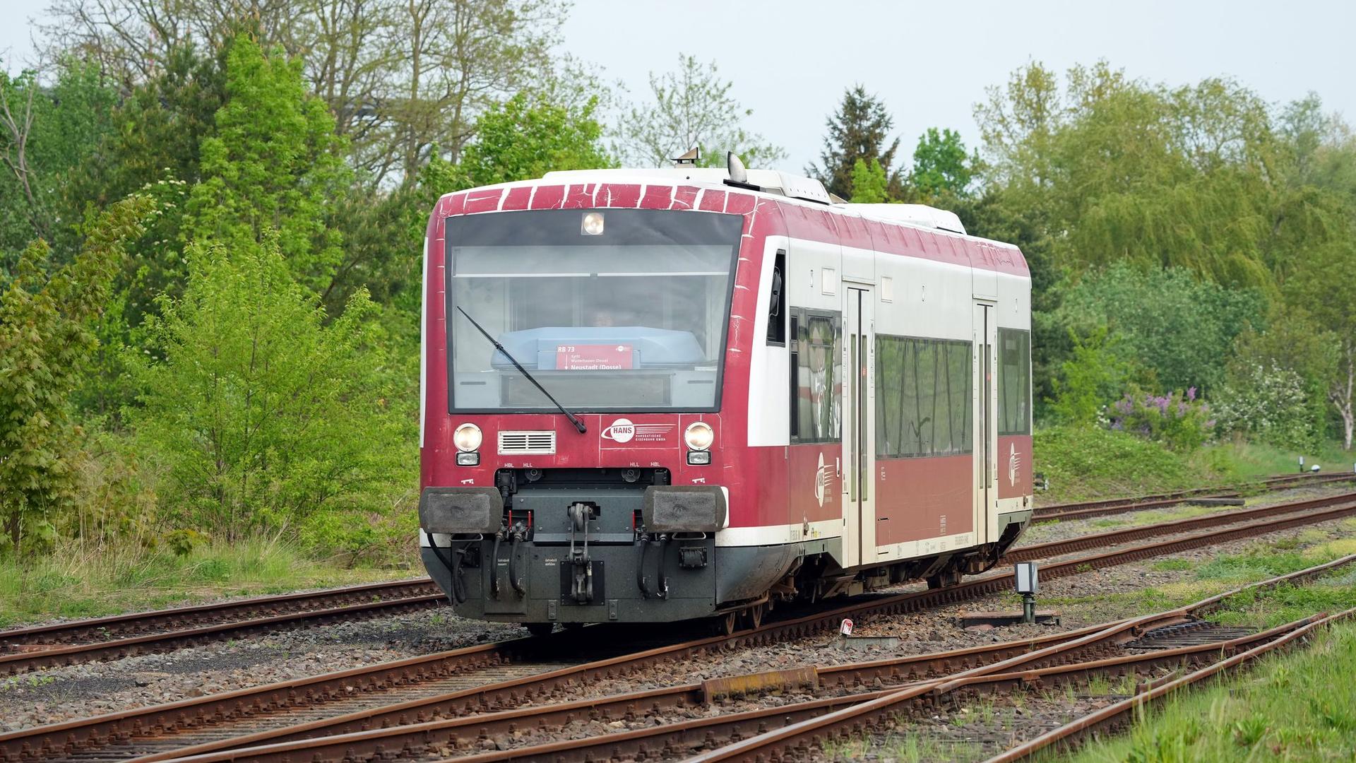 Bahnverkehr: Landräte stellen Konzept für Bahnstrecke nach Rostock vor