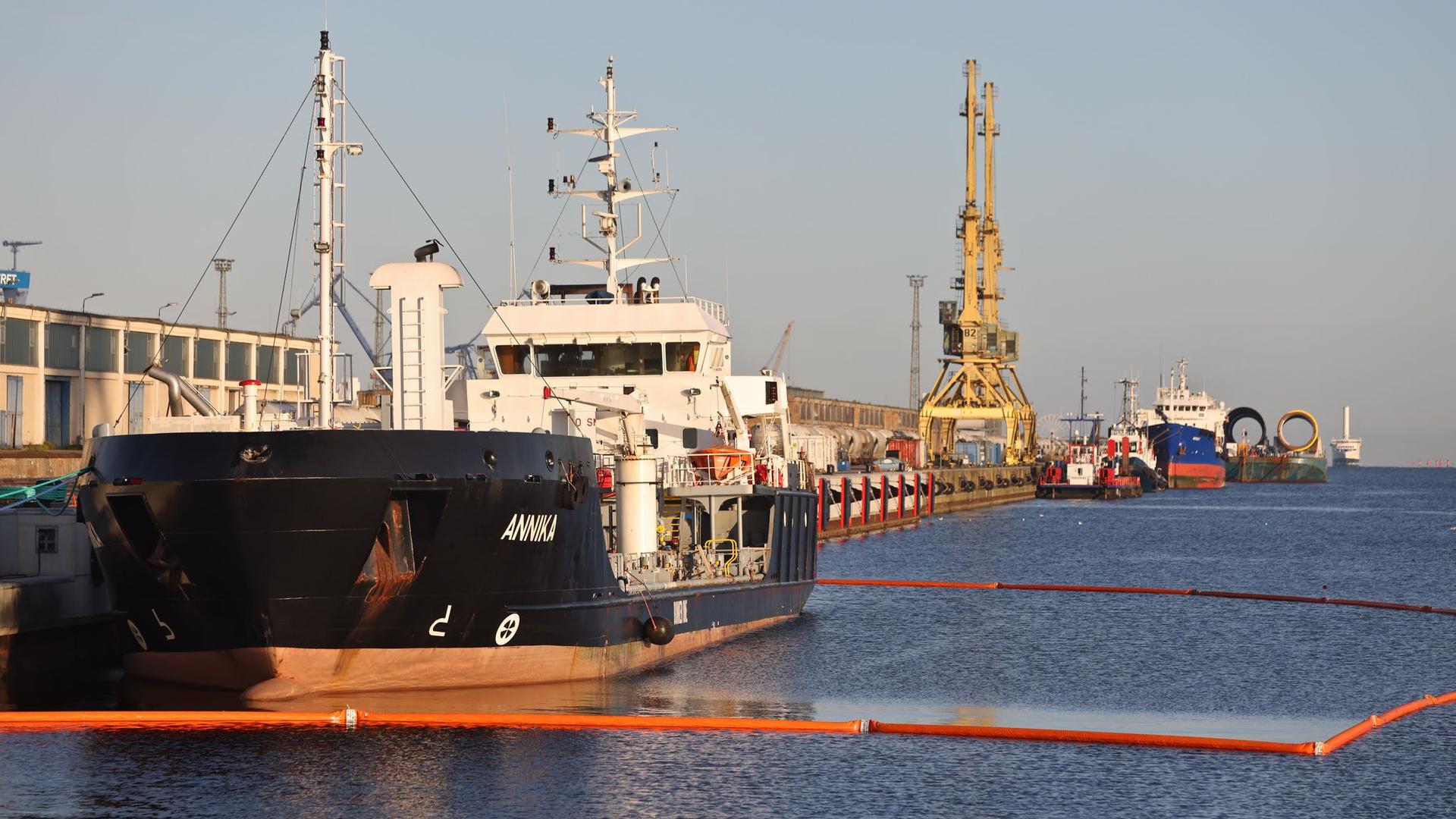 Schiffsbrand: Taucher checken havariertes Schiff im Rostocker Hafen