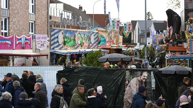 Feuerwehr-Einsatz: Auf dem Gallimarkt, Ostfrieslands größtem Volksfest, ist eine Geisterbahn in Brand geraten. Fünf Menschen wurden verletzt.