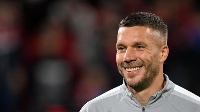 Fußball: Podolski besucht verletzten Fan