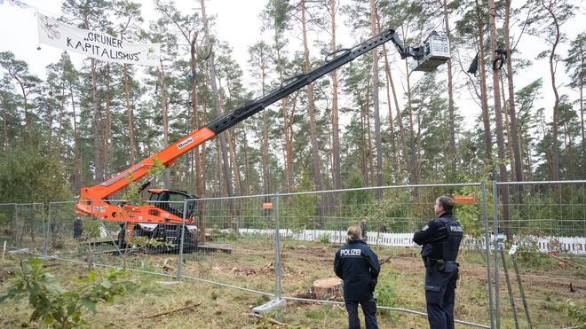 Tesla-Protest: Tesla-Gegner Blockieren Straße - Polizei Will ...