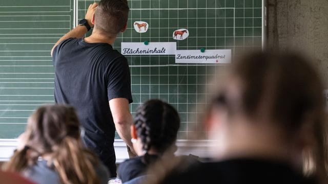 Bildung: Umfrage: An vielen Schulen fällt Unterricht aus