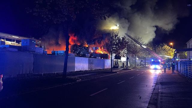 Feuerwehr: Lagerhalle in Kronberg im Taunus brennt