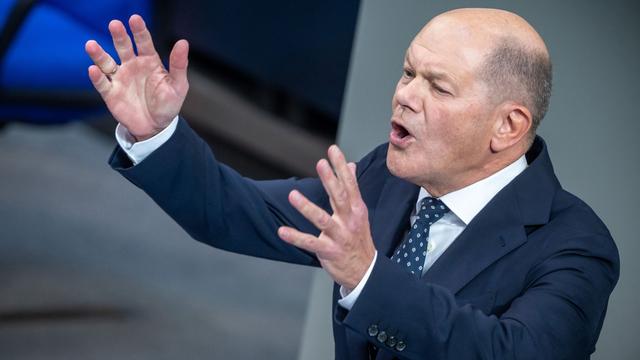 Bundestag: Scholz kündigt Industriegipfel an - Wahlkampfduell mit Merz