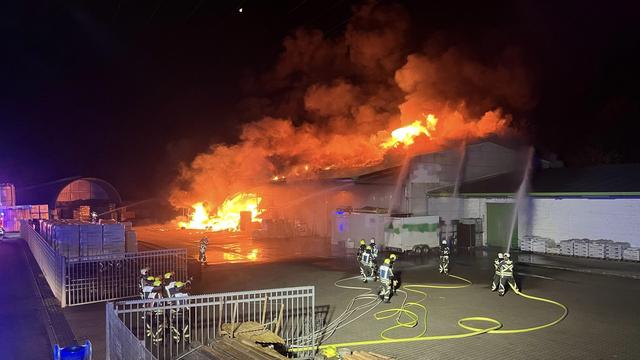 Feuerwehr: Brand in Lagerhalle in Hünxe