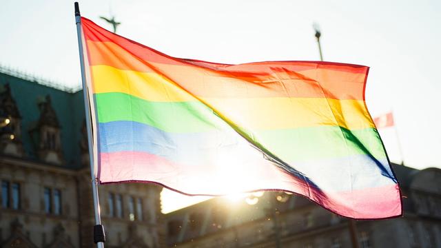 Neubrandenburg: Demonstration gegen Verbannung der Regenbogenflagge