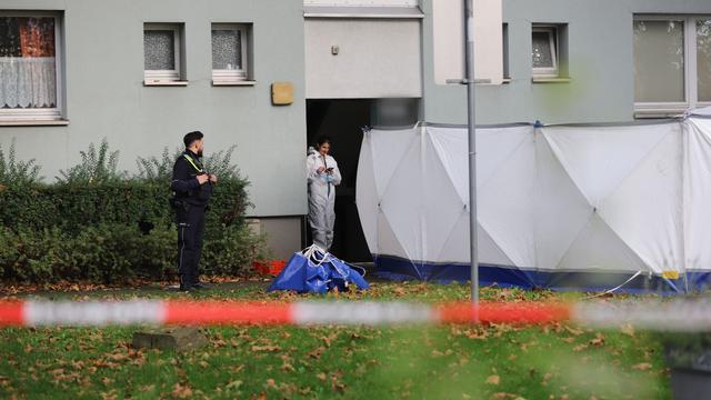 Mordkommission ermittelt: Frau mit Stichverletzungen stirbt nach Fenstersturz in Köln