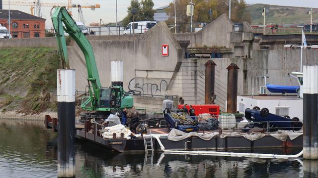 Schifffahrt: Schiff bleibt an Brücke in Mannheim hängen - Sperrung