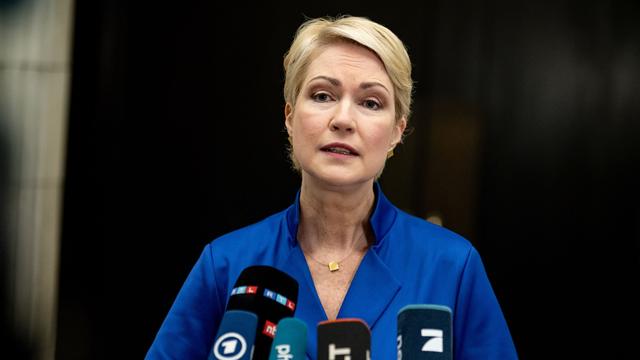 Biden in Berlin: Schwesig plauscht mit Biden