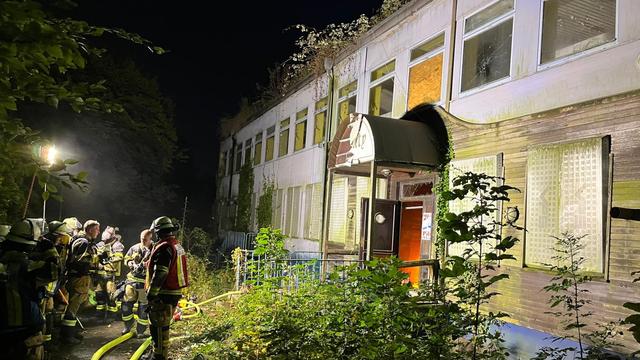 Feuerwehreinsatz: Brand in verlassenem Schwimmbad - Feuerwehr hilft Teenagern