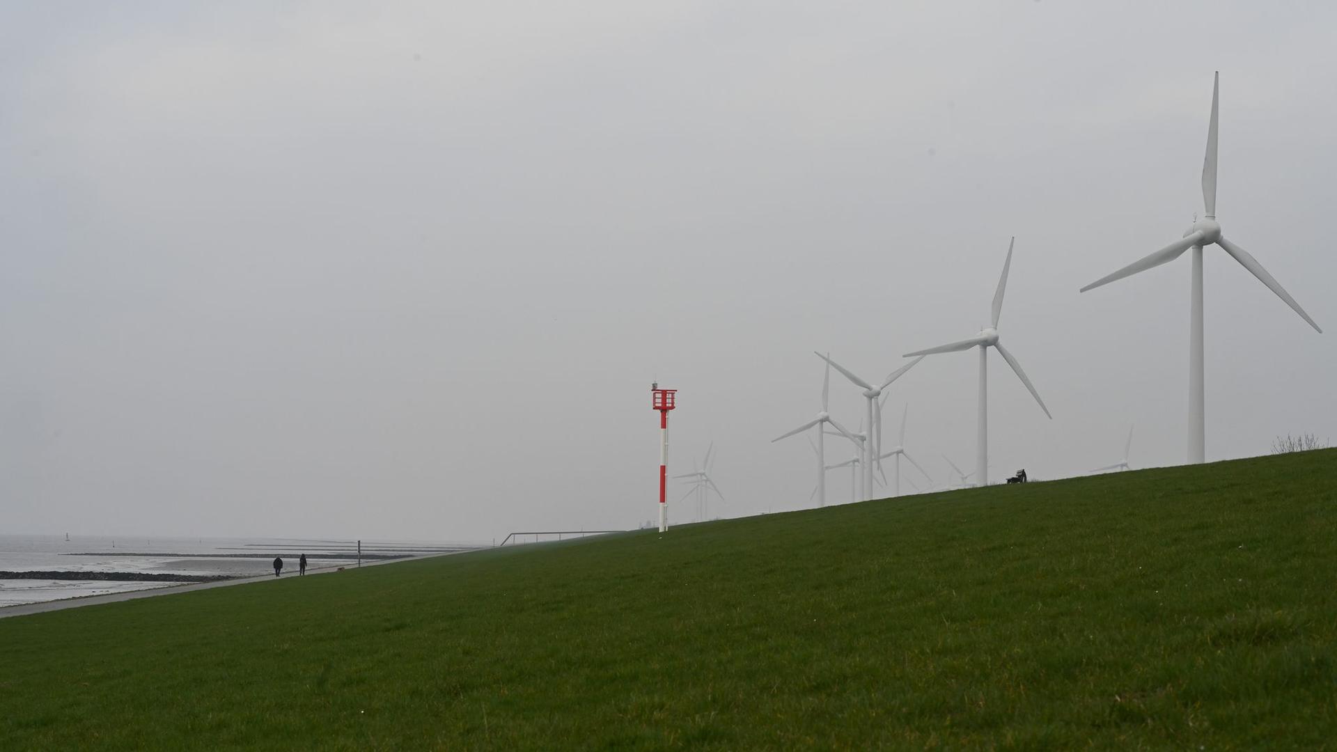 Trübes Wetter: Wolken und Regen in Niedersachsen und Bremen